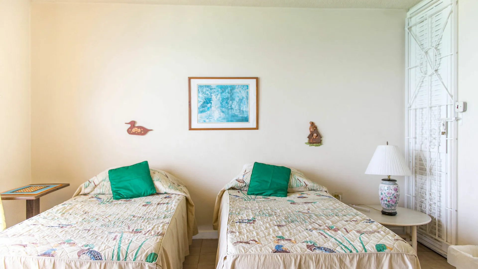 Sky Box Beach Suite At Montego Bay Club